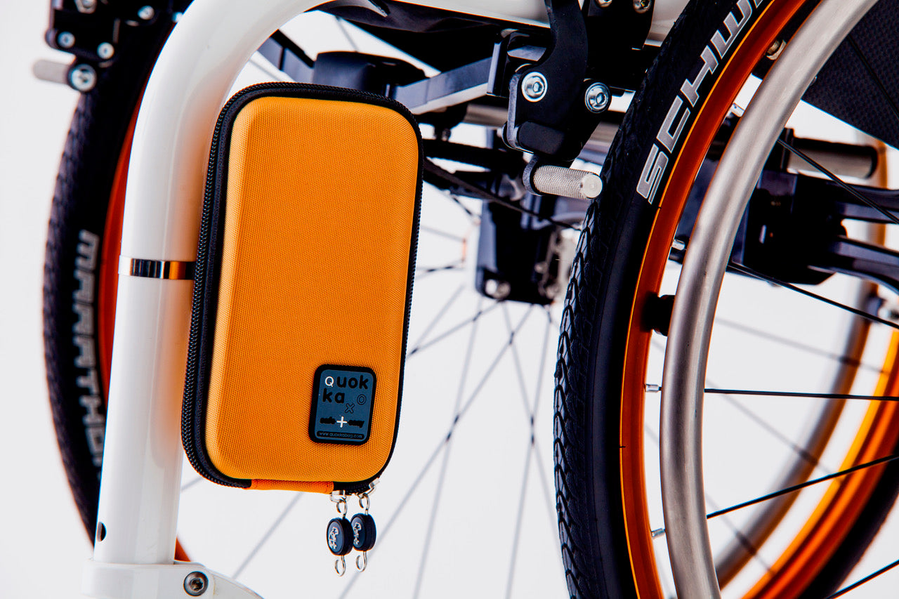 QUOKKA Rollstuhltasche für Smartphones am Rollstuhl min Orange